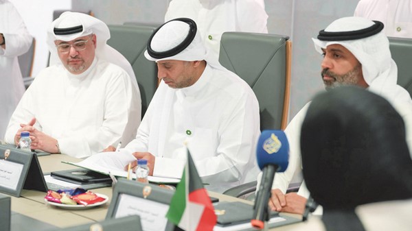 فواز العنزي موقعا مذكرة التفاهم بحضور خالد الشملان ويوسف الرويح