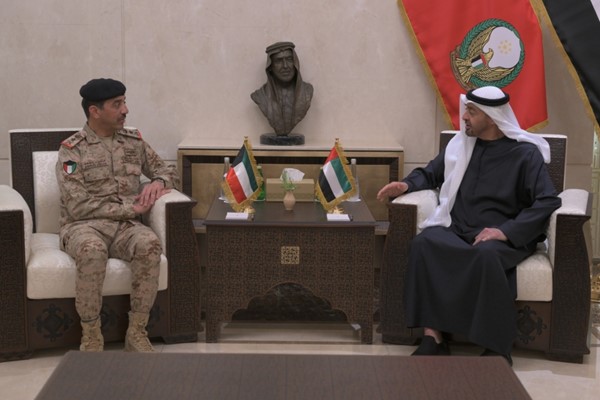 رئيس الإمارات يبحث مع رئيس الأركان أوجه التعاون والتنسيق العسكري الثنائي