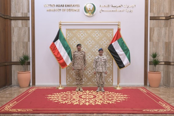  رئيس الأركان العامة الفريق الركن خالد الشريعان مع رئيس أركان القوات المسلحة الإماراتية الفريق الركن عيسى المزروعي