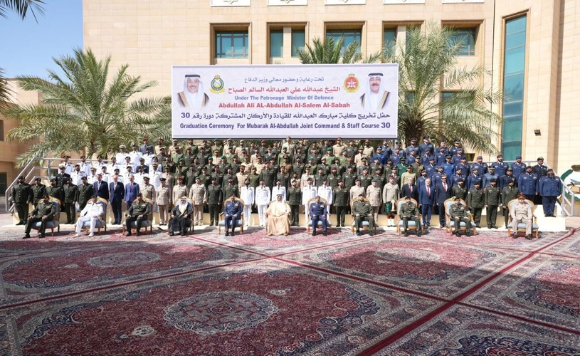 وزير الدفاع إعداد القيادات العسكرية المستقبلية وتطوير قدراتهم المهنية لخدمة الوطن