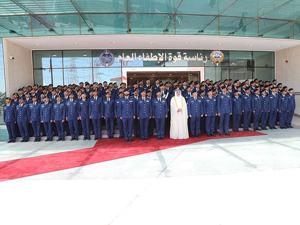النائب الأول لرئيس مجلس الوزراء ووزير الداخلية الشيخ فهد اليوسف متوسطا الخريجين وإلى جواره رئيس قوة الإطفاء العام طلال الرومي