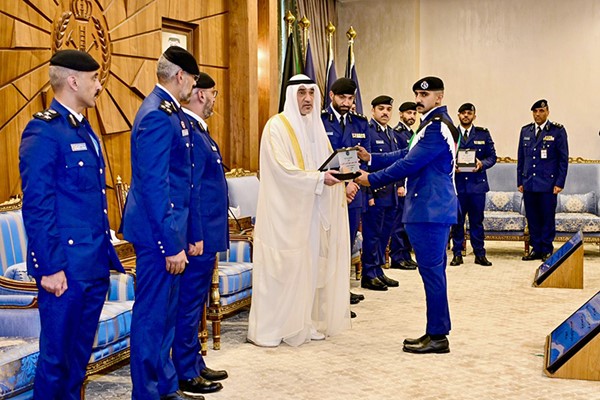 النائب الأول لرئيس مجلس الوزراء ووزير الداخلية الشيخ فهد اليوسف مكرما أحد الخريجين