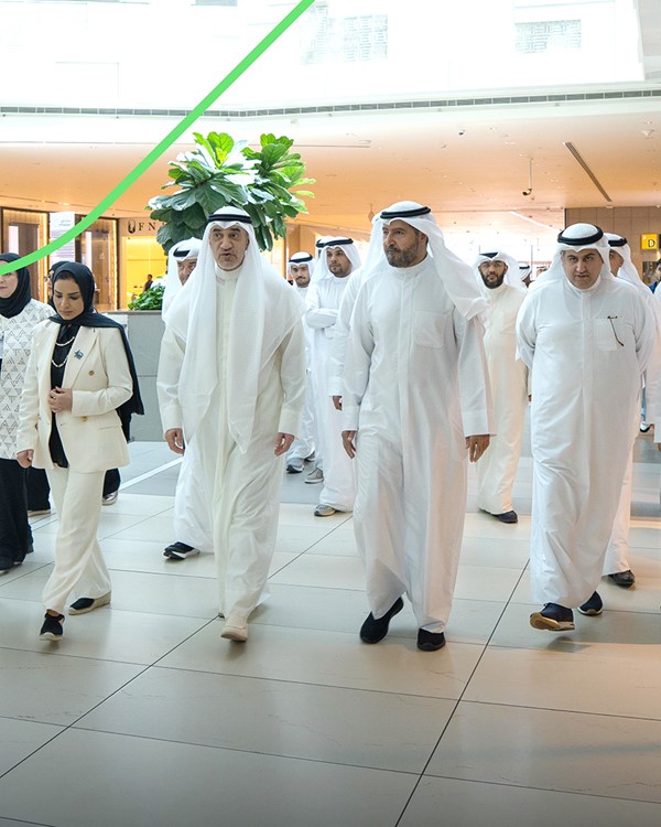 النائب الأول لرئيس مجلس الوزراء ووزير الداخلية الشيخ فهد اليوسف ووزيرة الشؤون الاجتماعية وشؤون الأسرة والطفولة د.أمثال الحويلة ووزير الصحة د.أحمد العوضي ورئيس مجلس إدارة بيت التمويل حمد المرزوق خلال جولة في جناح الحملة