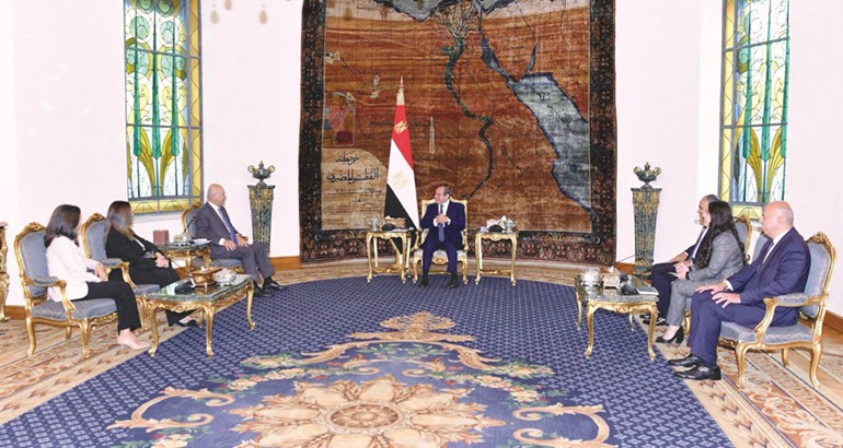 الرئيس عبدالفتاح السيسي مستقبلا المفوض السامي للأمم المتحدة لشؤون اللاجئين برهم صالح بحضور وزير الخارجية د.بدر عبدالعاطي