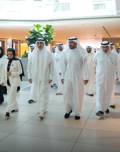 النائب الأول لرئيس مجلس الوزراء ووزير الداخلية الشيخ فهد اليوسف ووزيرة الشؤون الاجتماعية وشؤون الأسرة والطفولة د.أمثال الحويلة ووزير العدل المستشار ناصر السميط ورئيس مجلس إدارة بيت التمويل حمد المرزوق خلال جولة في جناح الحملة