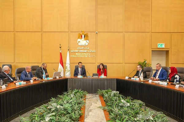 وزيرة الإسكان م.راندة المنشاوي ووزير الاتصالات م.رأفت هندي خلال اجتماعهم بالعاصمة الجديدة