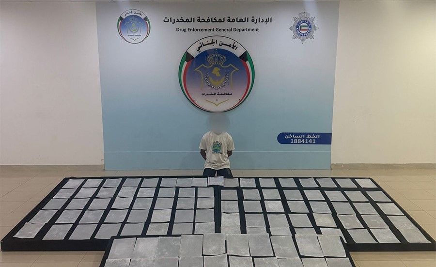 ضبط بنغلاديشي أثناء تسلمه شحنة تحتوي على أوراق مشبعة بمادة الكيميكال المخدرة قادمة إلى البلاد