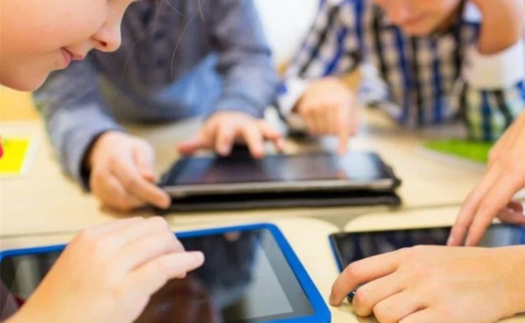 متخصصون إدمان الأجهزة عند الأطفال يسبب قصر النظر المبكر وتراجع صحة العظام والعضلات