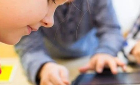 متخصصون: إدمان الأجهزة عند الأطفال يسبب قصر النظر المبكر وتراجع صحة العظام والعضلات