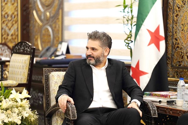 وزير الثقافة السورية يعلن ضوابط جديدة لمشاركة الفنانين: لا نشاط لمن مدح النظام السابق إلا بعد الاعتذار
