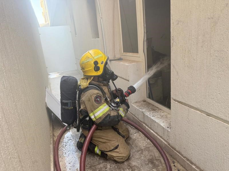 فرق الإطفاء تُسيطر على حريق منزل في منطقة حطين
