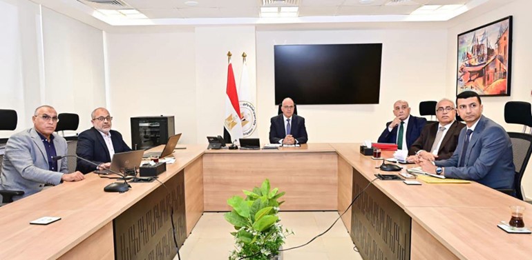 وزير الموارد المائية والري د.هاني سويلم خلال اجتماع متابعة موقف مشروعات حماية الشواطئ المصرية