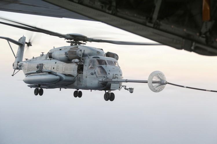 مروحية من طراز CH-53E تابعة لسلاح مشاة البحرية الأميركية تتزود بالوقود جوا أثناء تحليقها فوق الشرق الأوسط (سنتكوم)