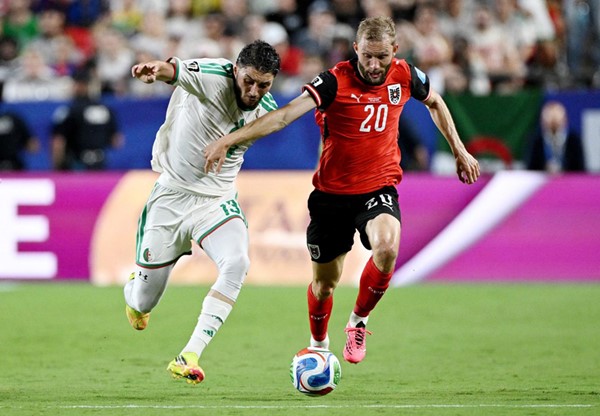 كأس العالم.. الجزائر تتعادل مع النمسا وتخطف آخر بطاقات التأهل إلى الدور 32