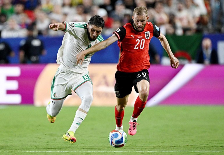 كأس العالم الجزائر تتعادل مع النمسا وتخطف آخر بطاقات التأهل إلى الدور 32