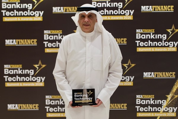 مشعل الشايع متسلما الجائزة