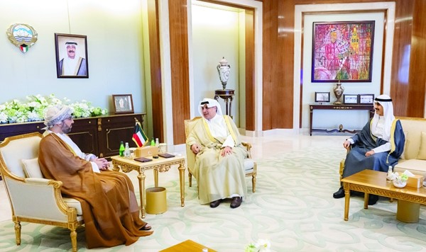 وزير الديوان الأميري ورئيس ديوان ولي العهد بحثا مع سفير عمان مستجدات المنطقة والقضايا المشتركة