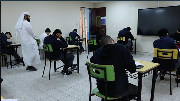 طلبة «العلمي» اختتموا اختباراتهم بـ «الكيمياء».. و«الأدبي» أدوا تاريخ العالم الحديث والمعاصر