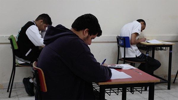 طلبة «العلمي» اختتموا اختباراتهم بـ «الكيمياء».. و«الأدبي» أدوا تاريخ العالم الحديث والمعاصر