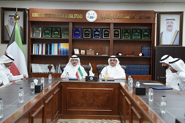 مدير معهد الكويت للدراسات القضائية والقانوني المحامي العام الأول المستشار بدر المسعد ورئيس وحدة التحريات المالية د.حمد المكراد خلال توقيع مذكرة التفاهم