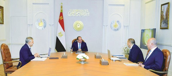 الرئيس عبدالفتاح السيسي خلال اجتماعه مع رئيس هيئة قناة السويس الفريق أسامة ربيع ورئيس مجلس إدارة شركة ترسانة جنوب البحر الأحمر مصطفى الدجيشي