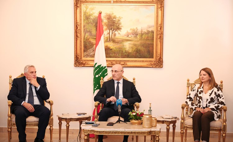 وزير الداخلية اللبناني نتبادل المعلومات مع الكويت بشأن حزب الله أو الجهات المتطرفة وبلدنا لن يكون منطلقا لأي اعتداء يستهدف الخليج