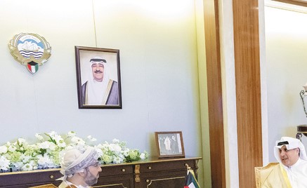 وزير الديوان الأميري ورئيس ديوان ولي العهد بحثا مع سفير عُمان مستجدات المنطقة