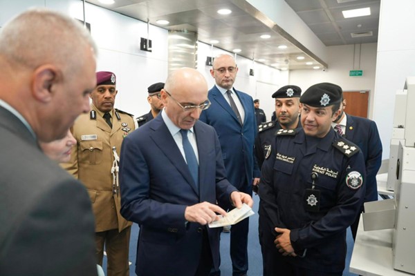  وزير الداخلية والبلديات اللبناني أحمد الحجار يطلع على أحد جوازات السفر الكويتية المزود بالشريحة الذكية ويبدو مدير إدارة العلاقات العامة والإعلام الأمني بوزارة الداخلية العميد ناصر أبوصليب