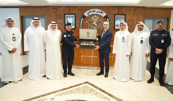 تكريم وزير الداخلية والبلديات اللبناني أحمد الحجار من قبل الوكيل المساعد لشؤون الأمن العام بالوكالة اللواء حمد المنيفي بحضور رئيس قطاع الأمن الجنائي بالإنابة العميد محمد قبازرد وعدد من القيادات الأمنية