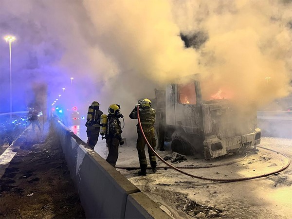 فرق الإطفاء تُسيطر على حريق رافعة على طريق الفحيحيل