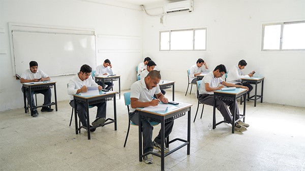 طلبة الصف الـ12 ينهون اختباراتهم