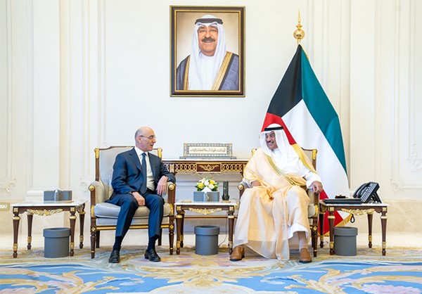 سمو ولي العهد يستقبل وزير الداخلية اللبناني