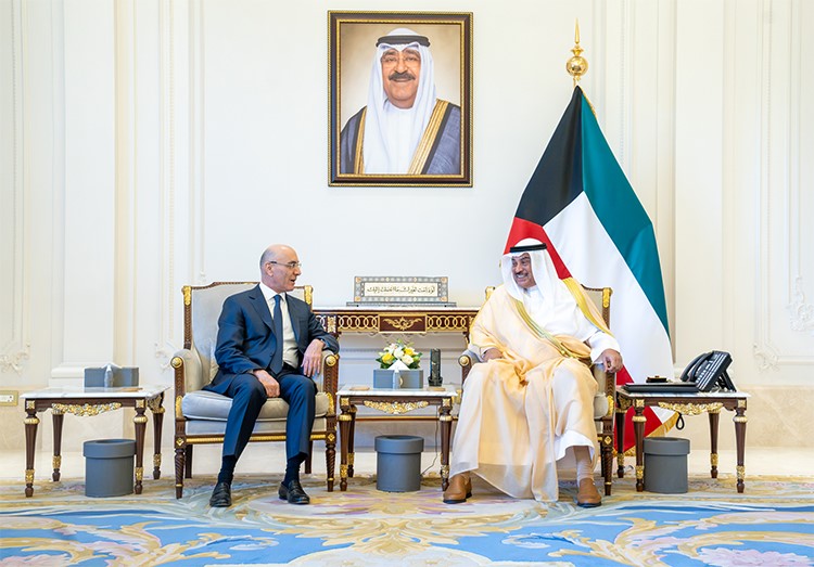 سمو ولي العهد يستقبل وزير الداخلية اللبناني