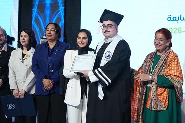  الوزيرة الحويلة أثناء تسليمها أحد الطلبة شهادة التخرج