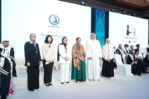  وزيرة الشؤون تتوسط رئيس نادي المعاقين شيخة العبدالله  ومدير عام هيئة المعاقين د. دلال العثمان