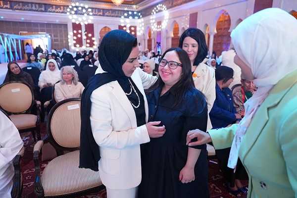  الوزيرة الحويلة تُحيي إحدى الخريجات