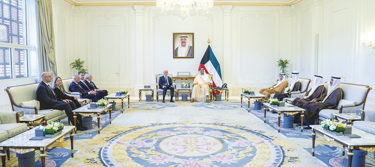 سمو ولي العهد الشيخ صباح الخالد مستقبلا وزير الداخلية والبلديات في الجمهورية اللبنانية أحمد الحجار بحضور النائب الأول لرئيس مجلس الوزراء ووزير الداخلية الشيخ فهد اليوسف ورئيس ديوان سمو ولي العهد الشيخ ثامر الجابر