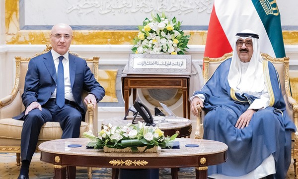 صاحب السمو الأمير الشيخ مشعل الأحمد خلال استقباله وزير الداخلية والبلديات بالجمهورية اللبنانية أحمد الحجار
