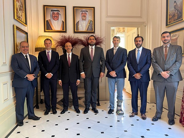 السفير بدر المنيخ مع وزير الدولة البريطاني لشؤون الشرق الأوسط وشمال افريقيا هاميش فالكونر