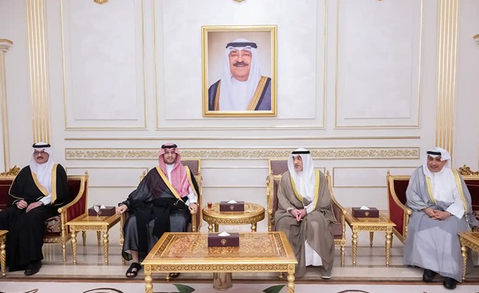 النائب الأول يستقبل وزير الدولة عضو مجلس الوزراء السعودي