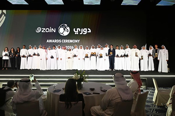 وزير الشباب والرياضة د.طارق الجلاهمة والشيخ أحمد اليوسف وسعد الحوطي وحمد المصيبيح يتوسطون المكرمين