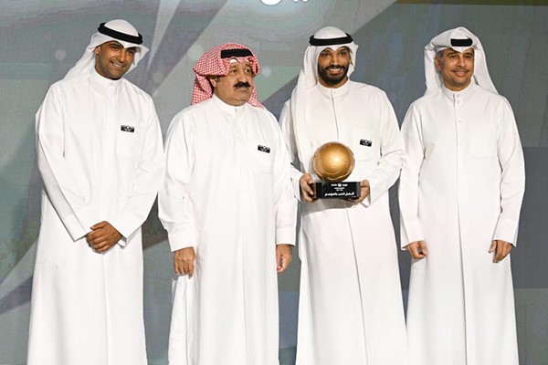 يوسف ناصر يتسلم جائزة «أفضل لاعب»