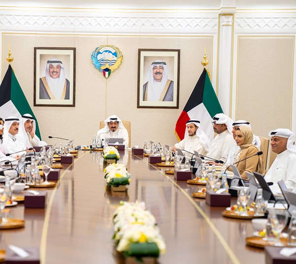 عدم اتخاذ أي إجراءات تعاقدية مع المكاتب الاستشارية إلا بموافقة مجلس الوزراء