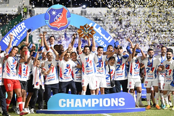 لاعبو الكويت يحتفلون بالتتويج بلقب الدوري الممتاز الـ 21