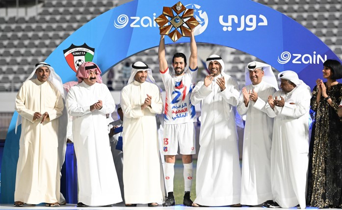 الكويت احتفل بتتويجه بلقب دوري زين الممتاز للمرة الـ 21 بتاريخه
