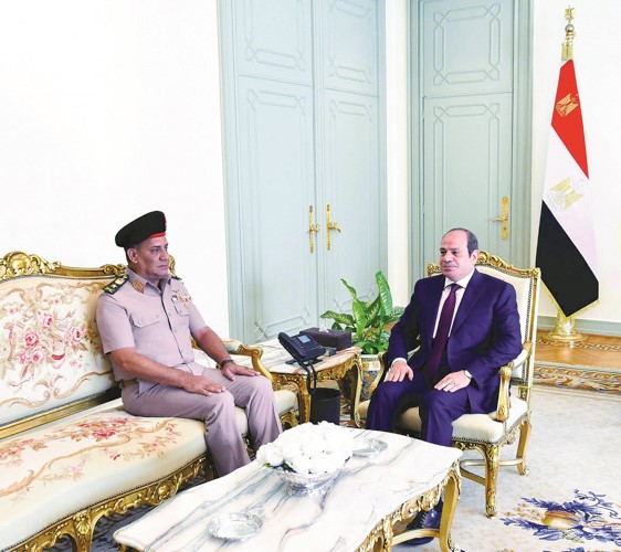 الرئيس عبدالفتاح السيسي مستقبلا أمس الفريق أشرف سالم زاهر القائد العام للقوات المسلحة وزير الدفاع والإنتاج الحربي