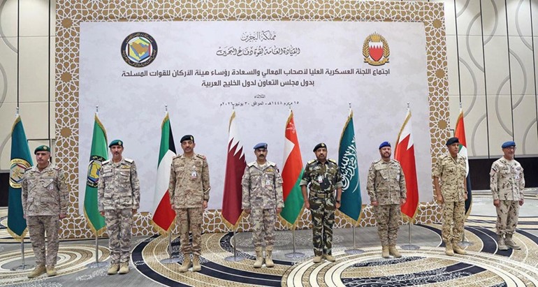 رئيس هيئة الأركان البحريني الفريق الركن ذياب النعيمي و رئيس الأركان العامة للجيش الفريق الركن خالد الشريعان مع المشاركين في الاجتماع
