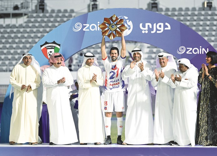 وليد الخشتي يشارك في تتويج نادي الكويت بلقب دوري زين الممتاز