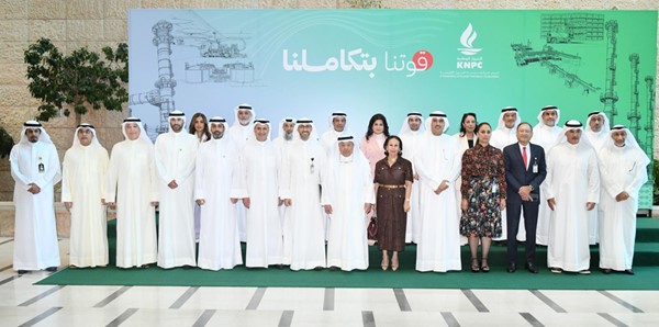 وزير النفط طارق الرومي ومحافظ الأحمدي الشيخ حمود الجابر ونائب رئيس مجلس الإدارة والرئيس التنفيذي لمؤسسة البترول الكويتية الشيخ نواف السعود والرئيسة التنفيذية لـ البترول الوطنية وضحة الخطيب وعصام الصقر والسيدة وفاء القطامي وخالد الشملان في لقطة جماعية