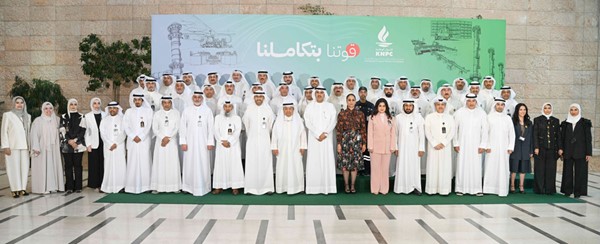 وزير النفط طارق الرومي ومحافظ الأحمدي الشيخ حمود الجابر ونائب رئيس مجلس الإدارة والرئيس التنفيذي لمؤسسة البترول الكويتية الشيخ نواف السعود والرئيسة التنفيذية لـالبترول الوطنية وضحة الخطيب إلى جانب عدد من قياديي القطاع النفطي في صورة جماعية خلال الحفل